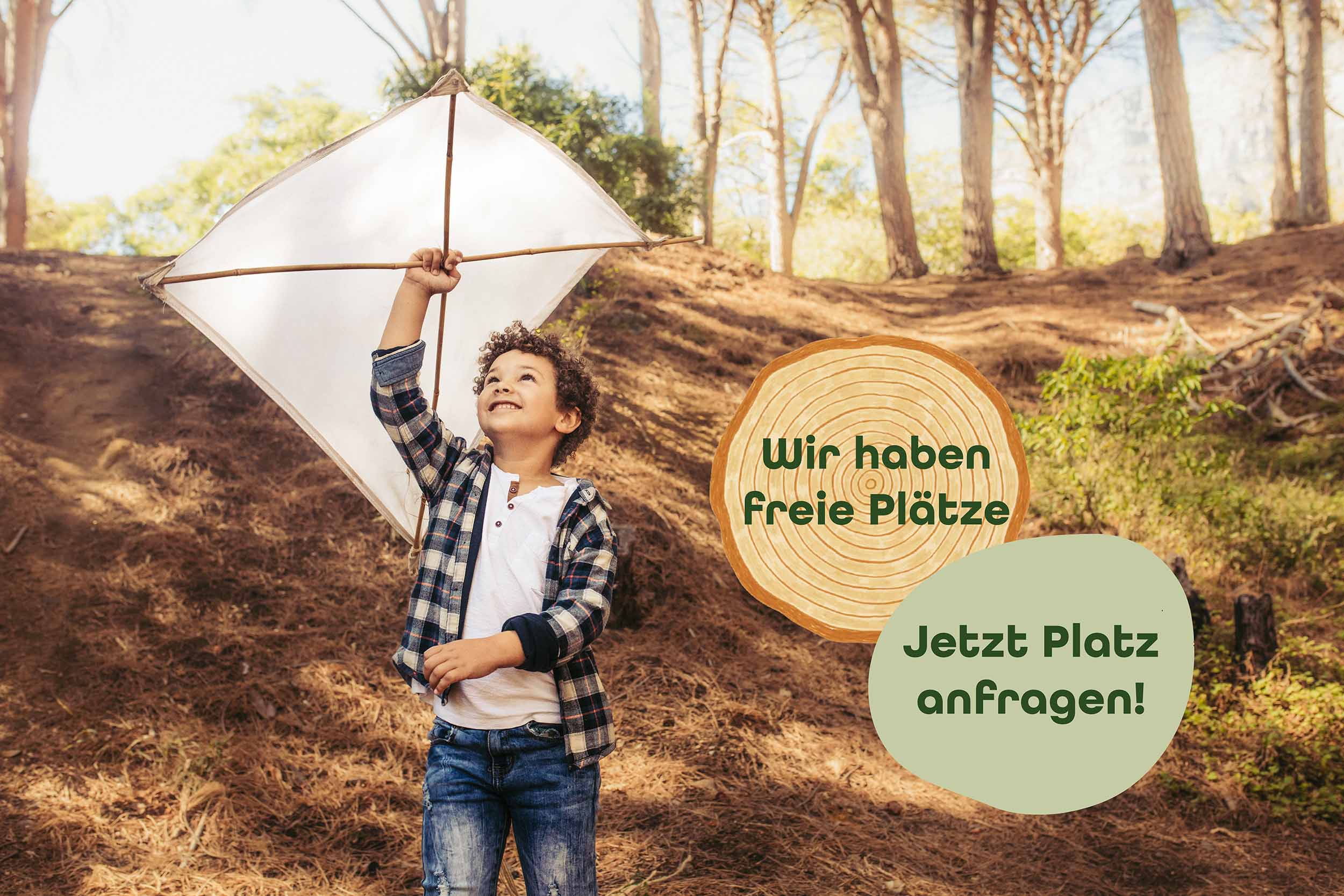 Junge spielt im Wald mit einem Drachen. Daneben steht auf einem Kreis "Wir haben freie Pl&auml;tze. Jetzt Platz anfragen.!